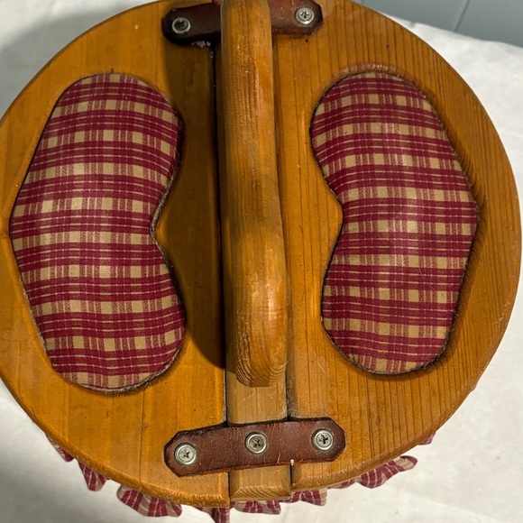 Little rock and crate apple sewing basket with Red Plaid Accents - Picture 4 of 6